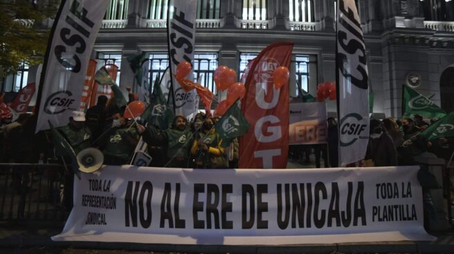 Trabajadores de Unicaja protestan contra su ERE.