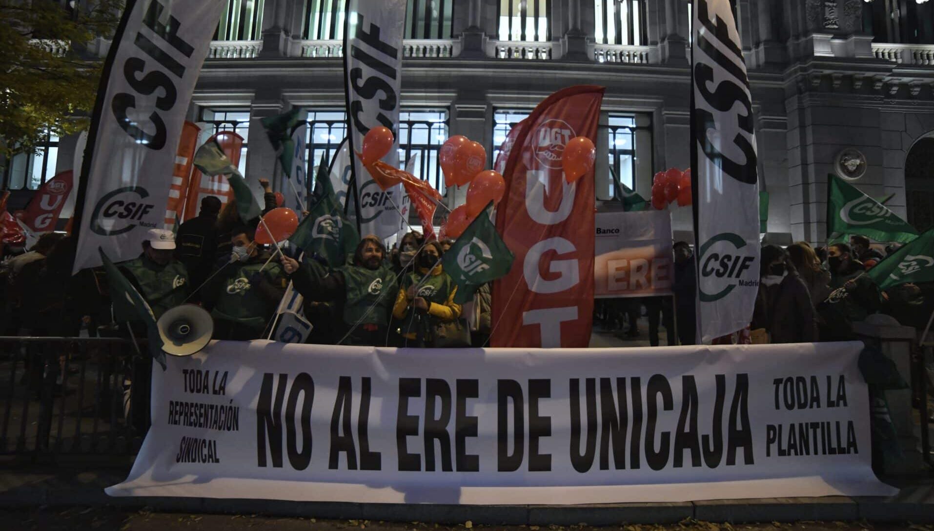 Trabajadores de Unicaja protestan contra su ERE.