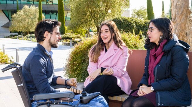 Santander amplía el horizonte laboral de universitarios con discapacidad. Ya está en marcha la nueva edición del programa de mentoring para estudiantes universitarios con discapacidad que convoca Fundación Universia. De la mano de Fundación Universia, la entidad potencia las habilidades de los estudiantes con discapacidad y los conecta con el mundo empresarial.