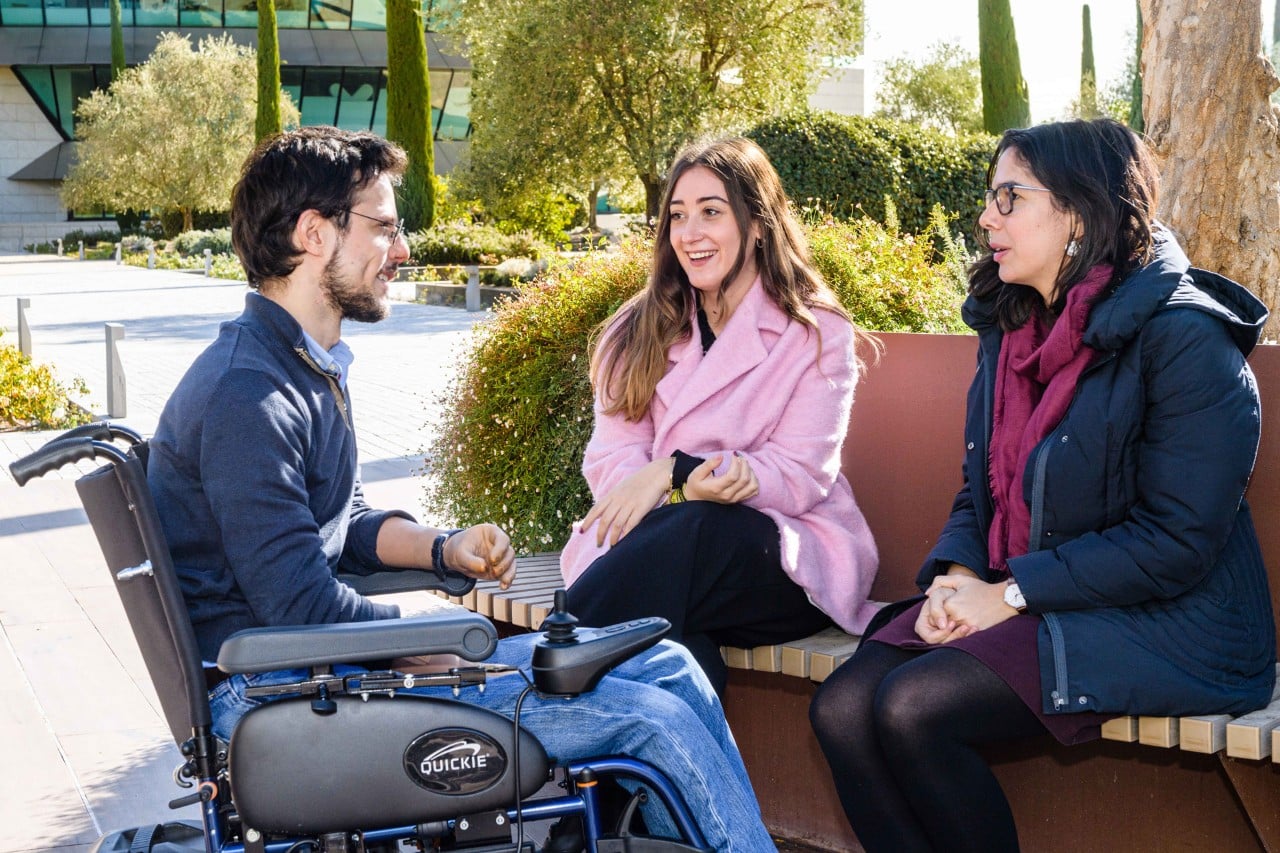 Santander amplía el horizonte laboral de universitarios con discapacidad. Ya está en marcha la nueva edición del programa de mentoring para estudiantes universitarios con discapacidad que convoca Fundación Universia. De la mano de Fundación Universia, la entidad potencia las habilidades de los estudiantes con discapacidad y los conecta con el mundo empresarial.