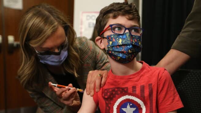 ¿Cuándo llegarán las vacunas para menores de 12 años a España? Un niño menor de 12 años recibiendo la vacuna contra el coronavirus en Canadá