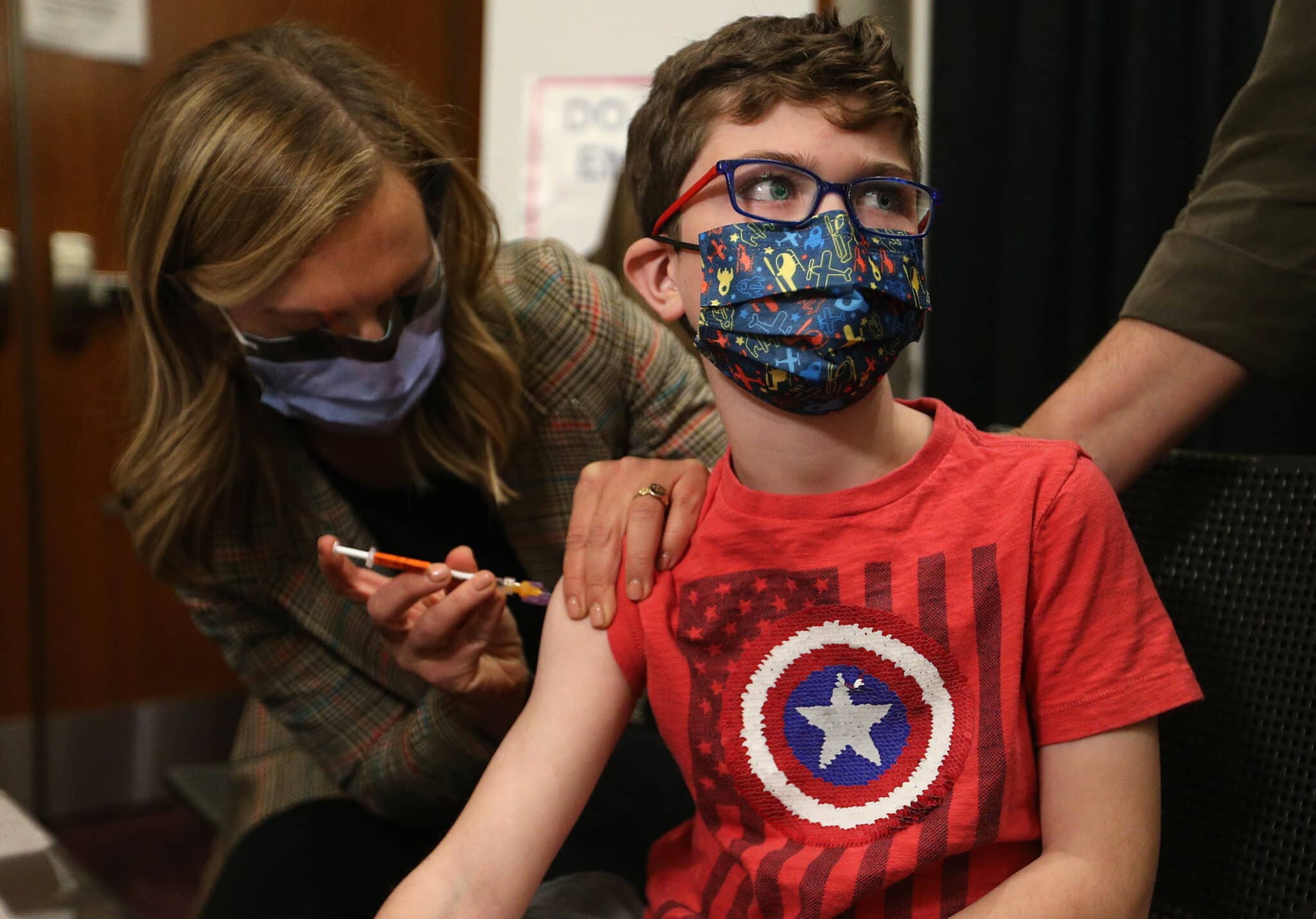 Un niño menor de 12 años recibiendo la vacuna contra el coronavirus en Canadá