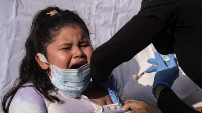 Una niña llora mientras recibe la vacuna del Covid en Los Ángeles.