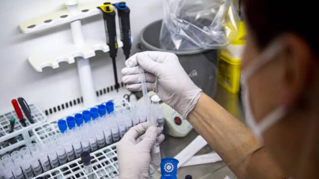 Sanitario realizando un análisis de una prueba de coronavirus en un laboratorio