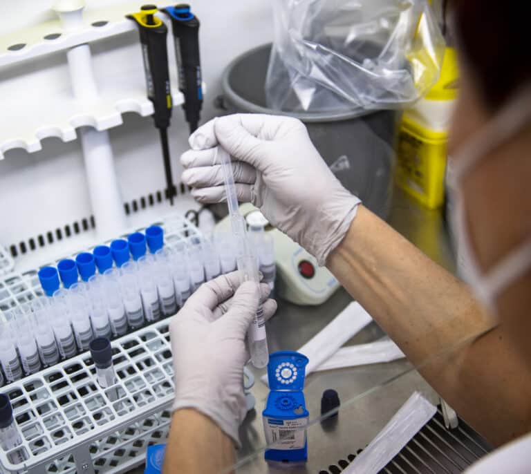 La variante Ómicron ya circulaba por Europa antes de que Sudáfrica advirtiera a la OMS