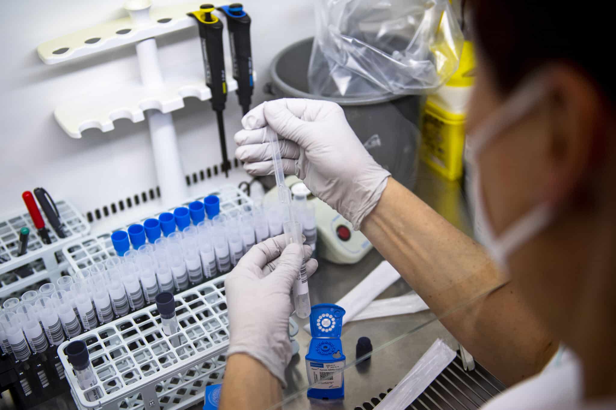 Sanitario realizando un análisis de una prueba de coronavirus en un laboratorio
