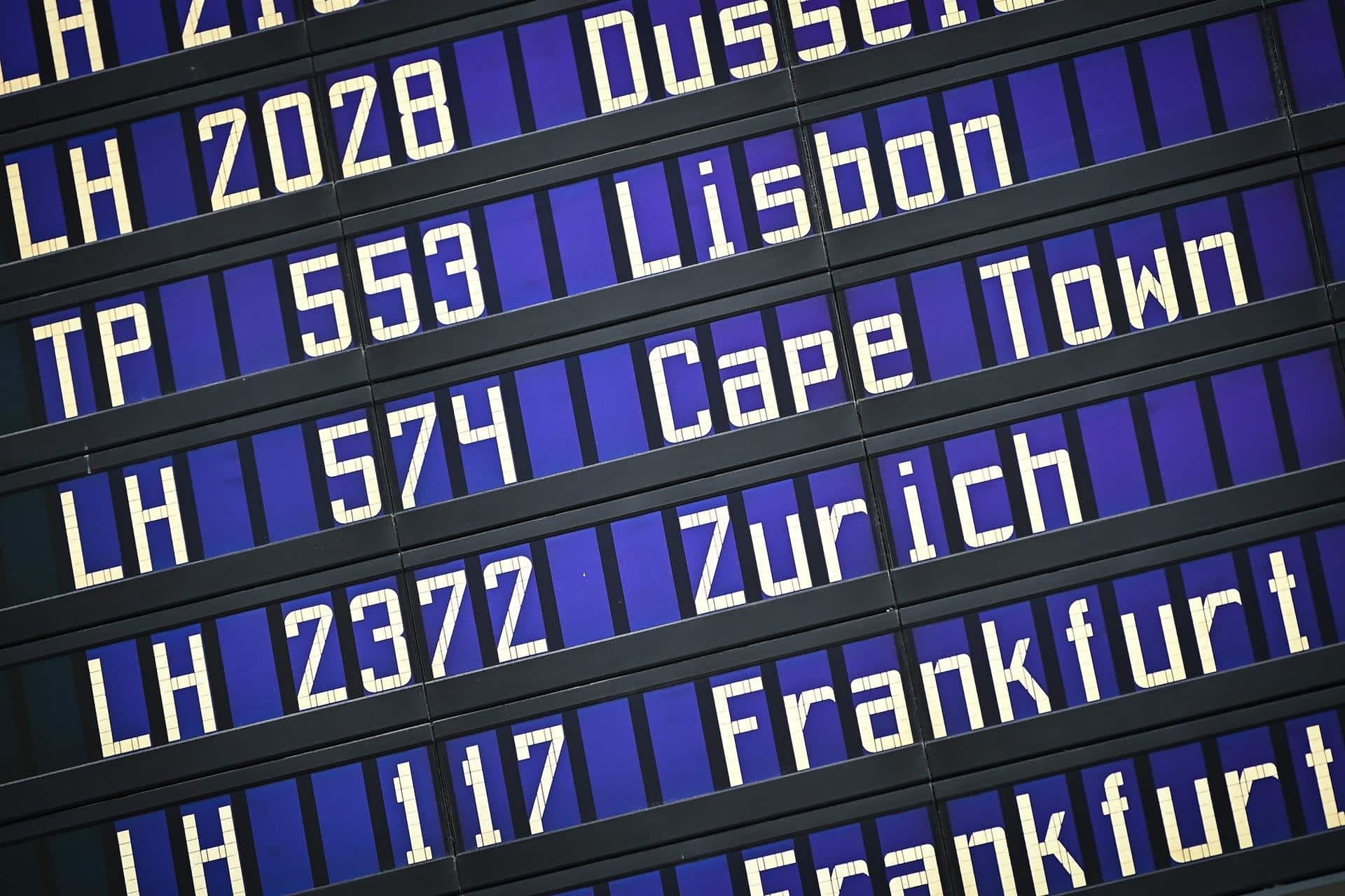 Panel de vuelos en el aeropuerto de Múnich.