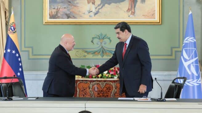 El presidente venezolano, Nicolás Maduro (d), junto al jefe de la fiscalía de la Corte Penal Internacional, Karim Khan