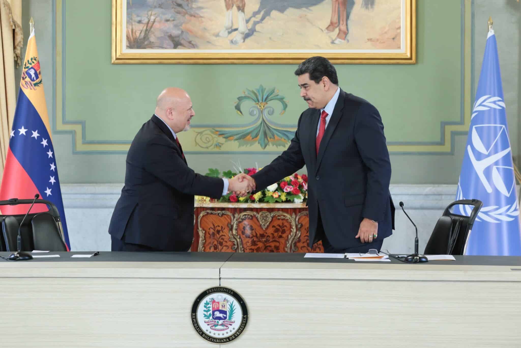 El presidente venezolano, Nicolás Maduro (d), junto al jefe de la fiscalía de la Corte Penal Internacional, Karim Khan