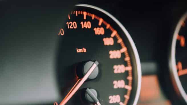 Imagen de la pantalla de velocidad de un coche de segunda mano