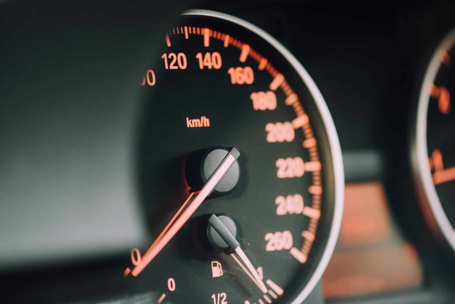 Imagen de la pantalla de velocidad de un coche de segunda mano