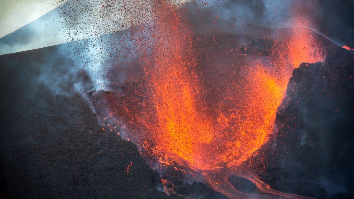 La lava que mana del nuevo centro emisor que se ha abierto esta fin de semana discurre a una velocidad de vértigo