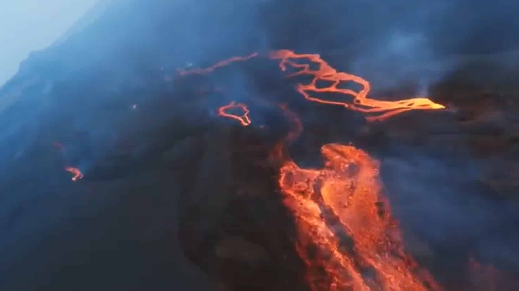Imagen tomada por un dron sobre las coladas del volcán de La Palma