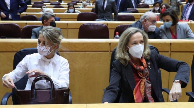 Yolanda Díaz y Nadia Calviño, juntas en el Senado.