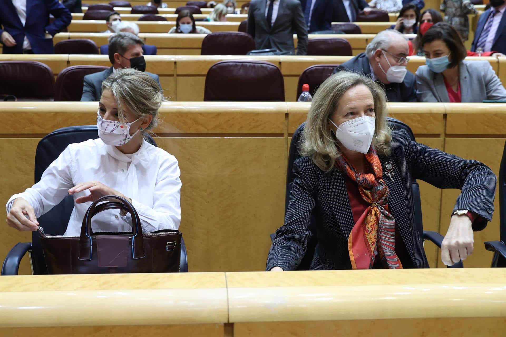 Yolanda Díaz y Nadia Calviño, juntas en el Senado.