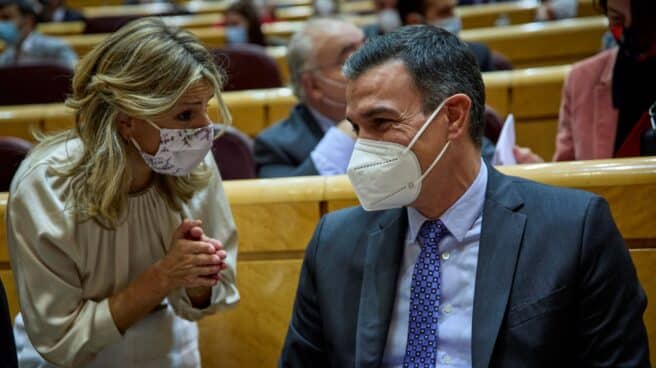 Yolanda Díaz y Pedro Sánchez, en una sesión de control al Gobierno en el Senado.