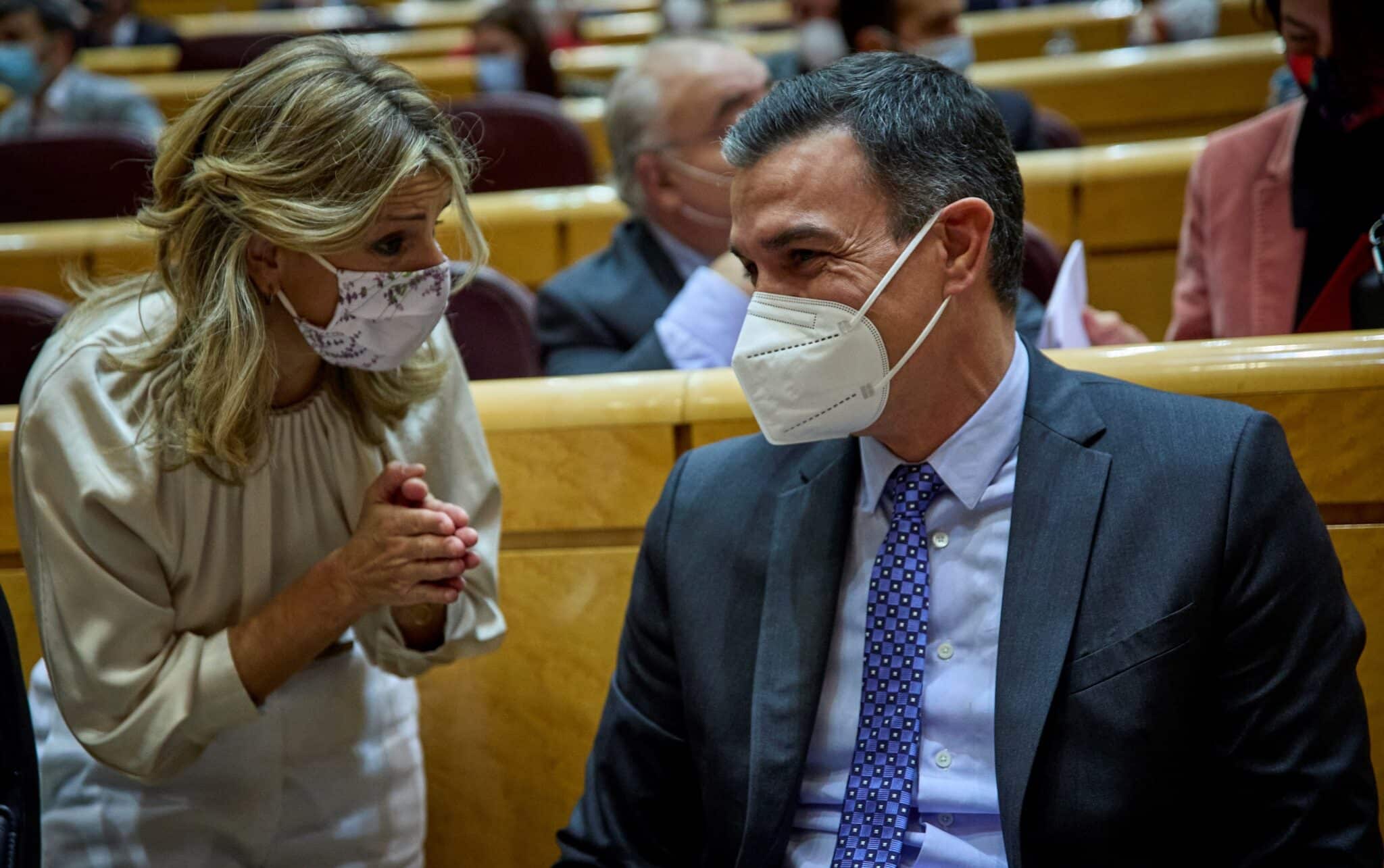 Yolanda Díaz y Pedro Sánchez, en una sesión de control al Gobierno en el Senado.