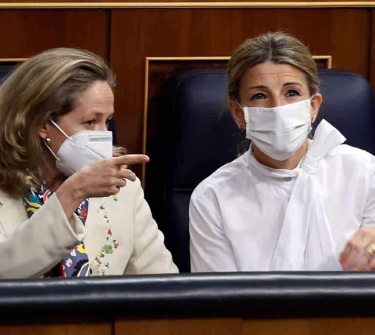 Calviño recula y dice que la norma de bajas por reglas dolorosas no estigmatiza, "es adecuada"