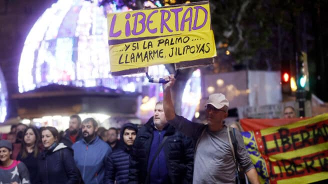 Manifestación contra el pasaporte covid y la vacunación infantil en Valencia.