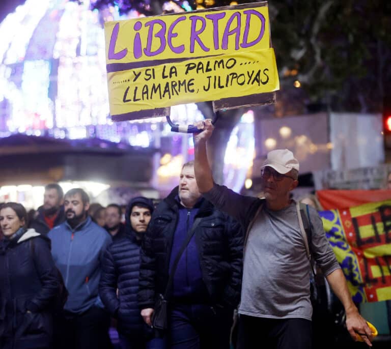 Manifestación sin mascarillas en Valencia contra el pasaporte covid y la vacunación infantil