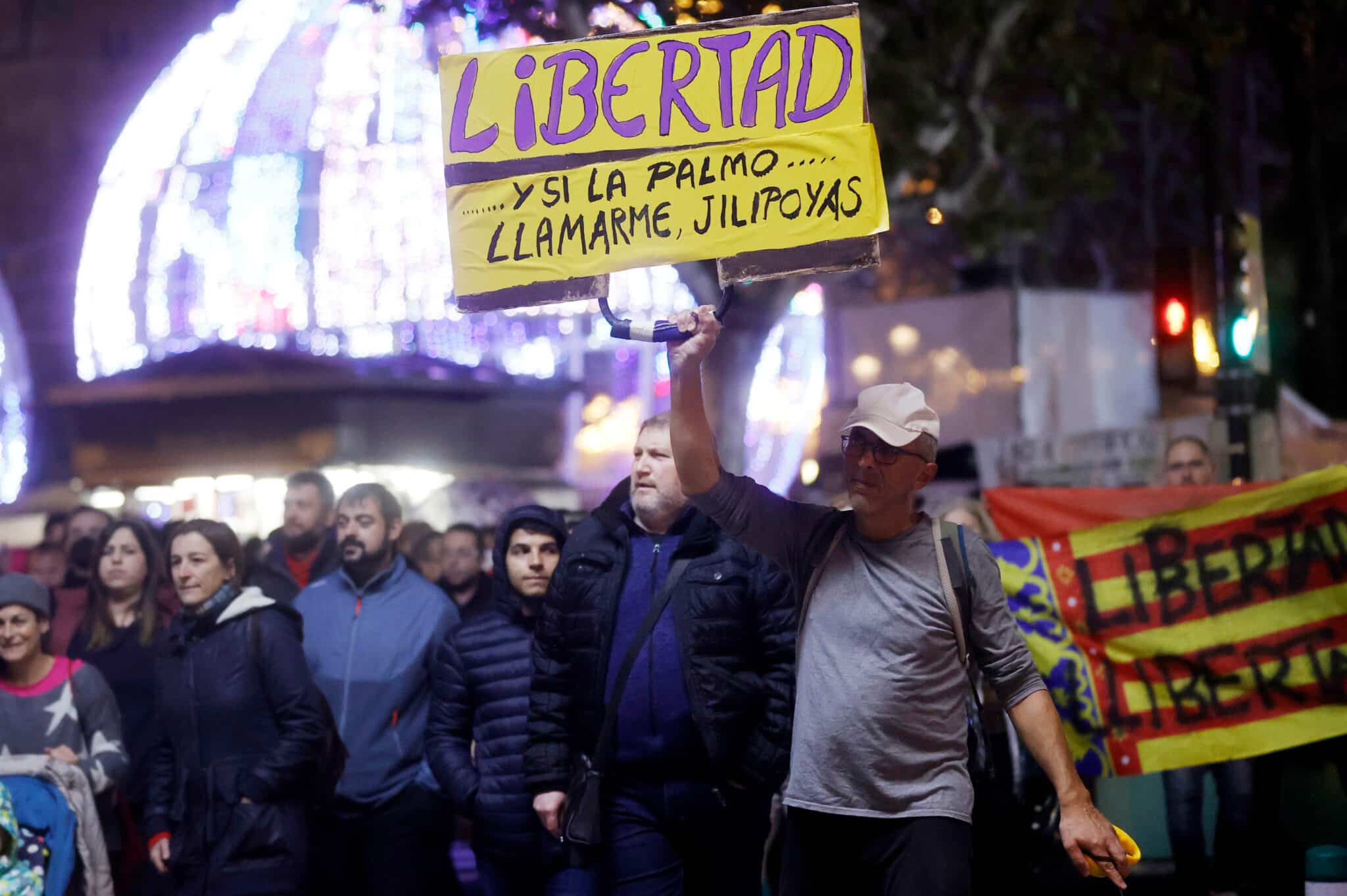 Manifestación contra el pasaporte covid y la vacunación infantil en Valencia.