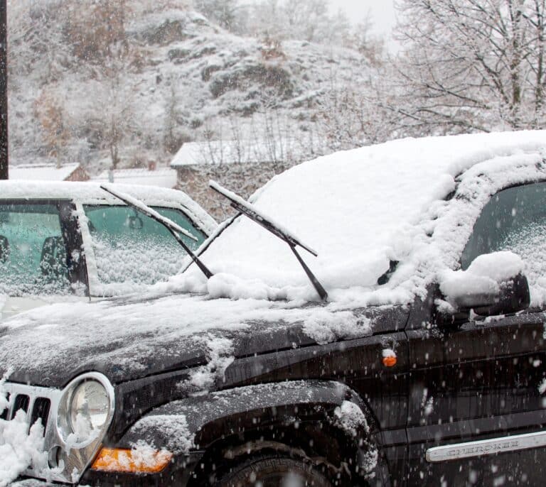 Una treintena de coches atrapados por la nieve en dos localidades catalanas