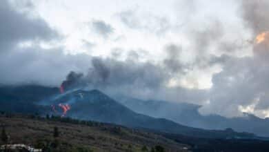 Una nueva colada avanza por el suroeste del volcán de La Palma