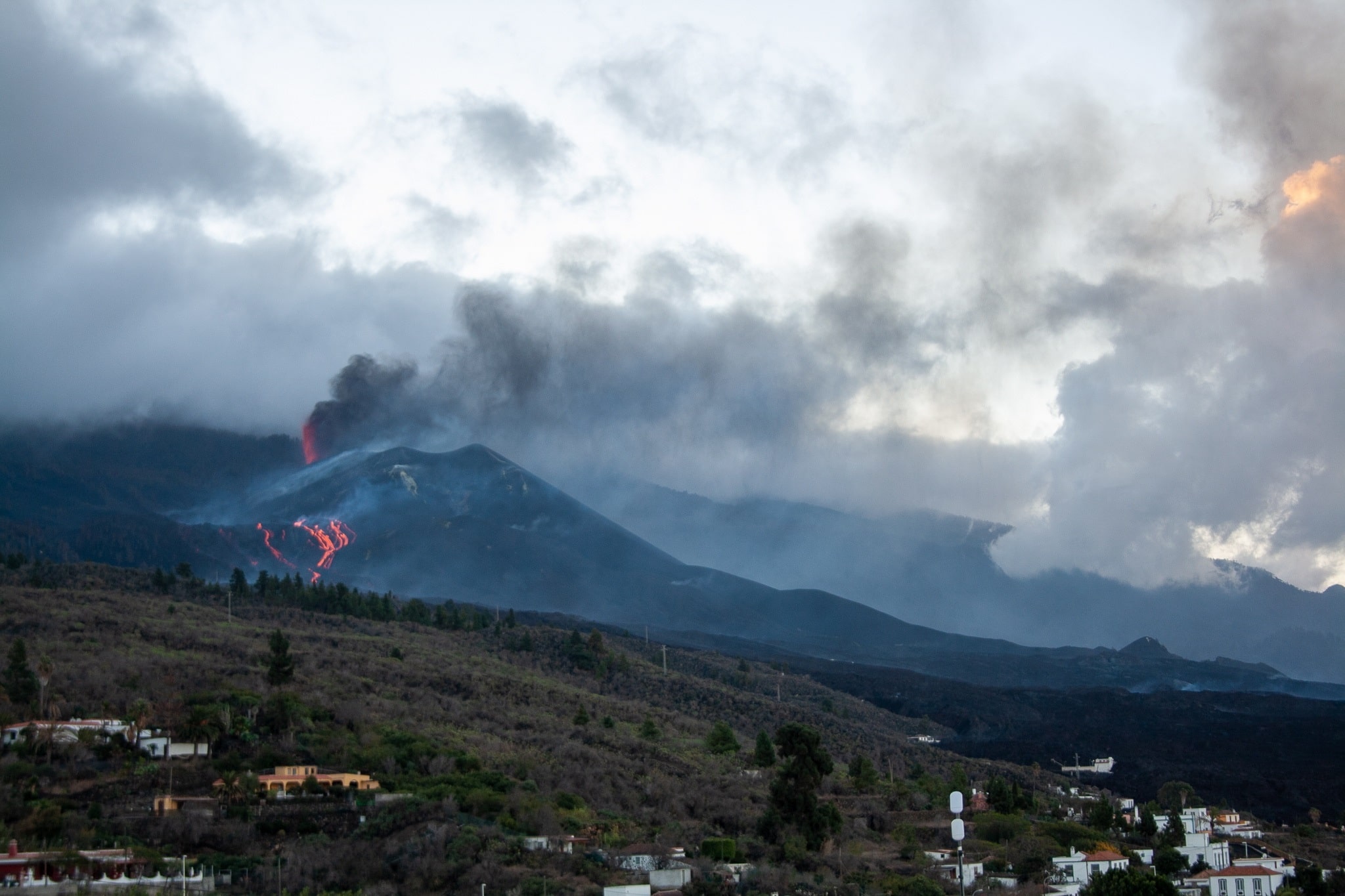 Una nueva colada avanza por el suroeste del volcán de La Palma
