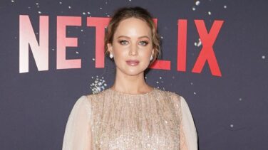 Jennifer Lawrence presume de embarazo en la alfombra roja