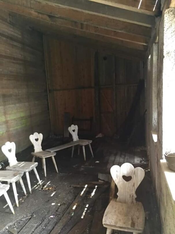 Sillas en el interior del refugio en Dolomitas, Monte Crsitallo