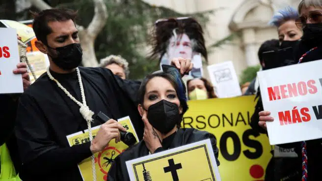 Los peluqueros se rapan a las puertas del Senado para pedir la rebaja el IVA