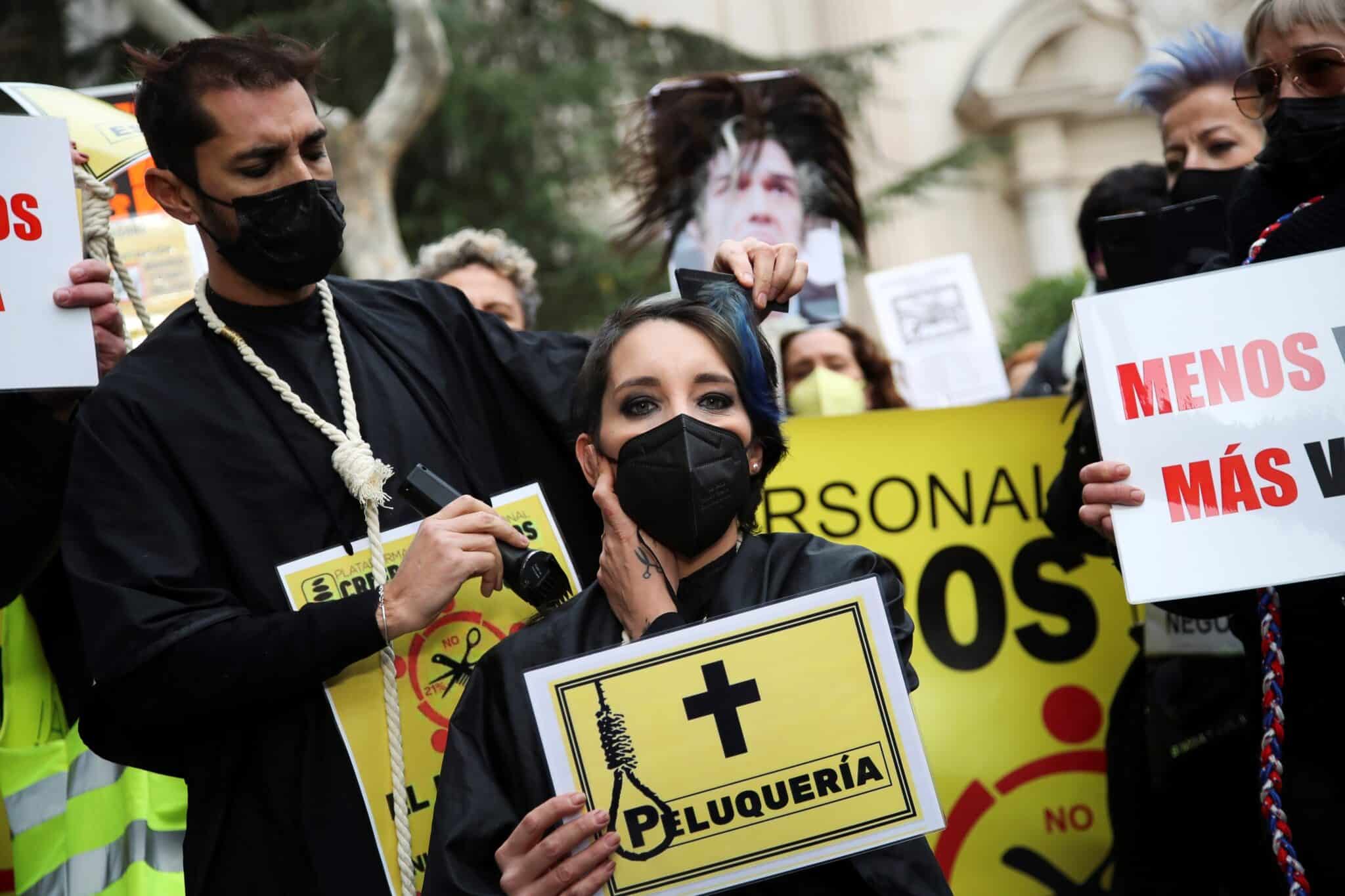 Los peluqueros se rapan a las puertas del Senado para pedir la rebaja el IVA