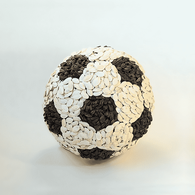 Balón hecho con pipas. Creación de Dan Cretu