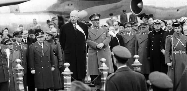 Dwight Eisenhower pronuncia unas palabras en contestación al discurso de bienvenida de Francisco Franco, a su llegada a la base militar de Torrejón de Ardoz en 1959.