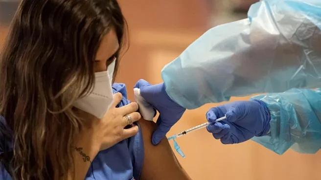Una profesional del sector sanitario recibe la vacuna en Palma Una profesional del sector sanitario recibe la vacuna en Palma