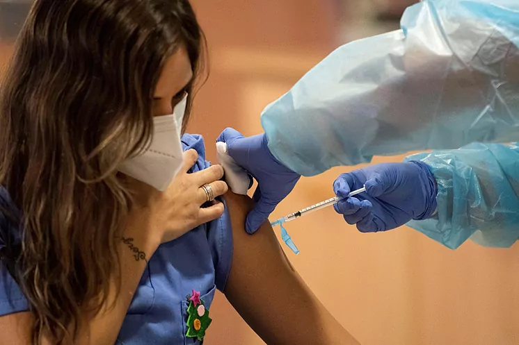 Una profesional del sector sanitario recibe la vacuna en Palma