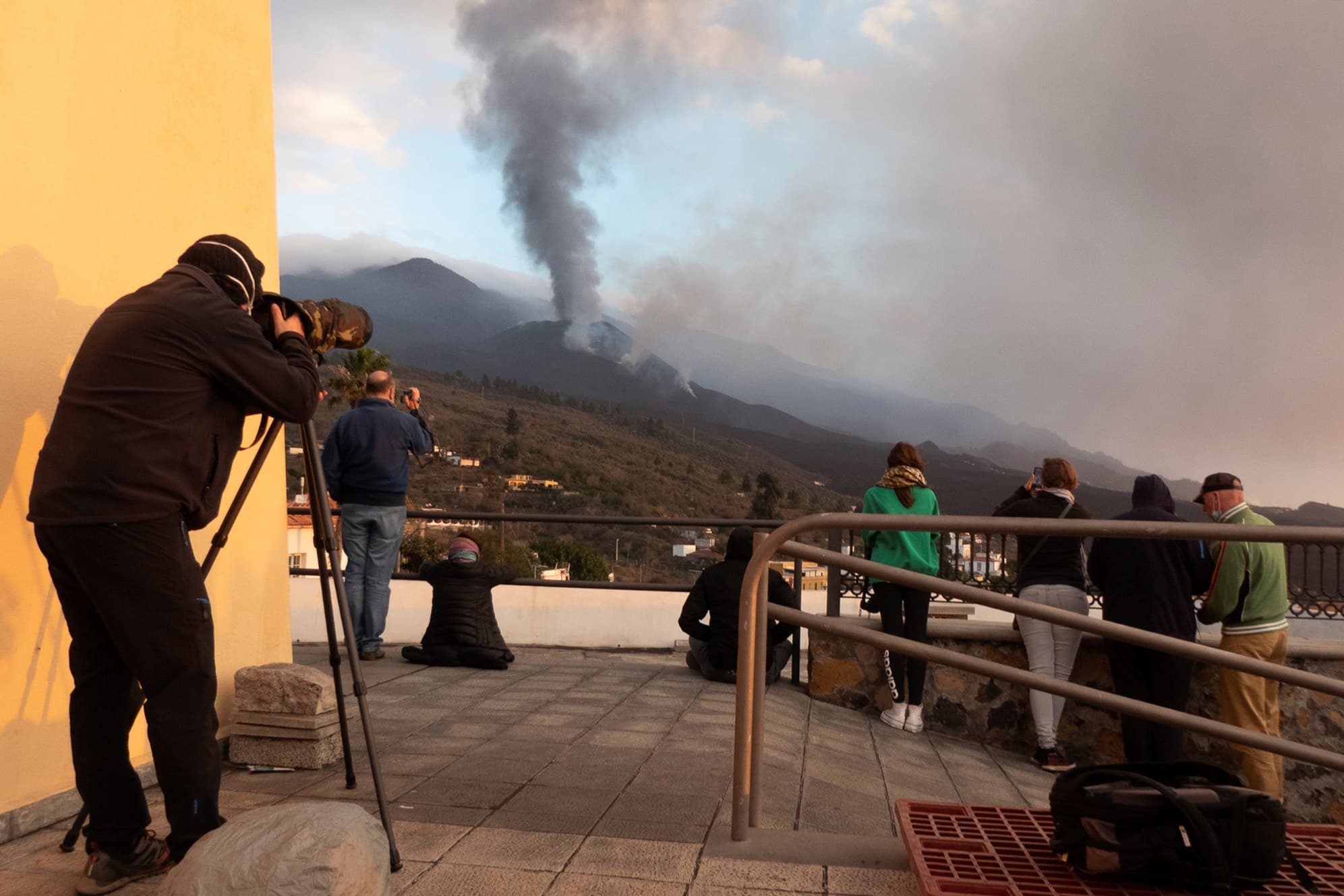 Denuncian a un ciudadano de La Palma por organizar excursiones al volcán en una zona no autorizada