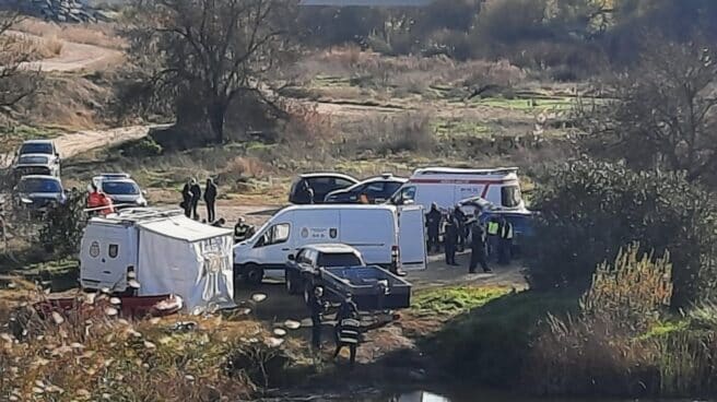 Hallan un cadáver en la zona del Guadiana donde se buscaba a Pablo Sierra Los equipos especializados de la Policía Nacional han hallado en la mañana de este viernes un cadáver en la zona del río Guadiana, en Badajoz, donde se buscaba a Pablo Sierra