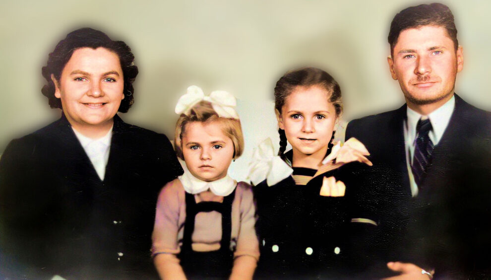 Fotografía de familia de Katalin Karikó junto a sus padres y su hermana. La familia Karikó. Katalin es la hija pequeña y en la imagen cuenta dos años de edad.
