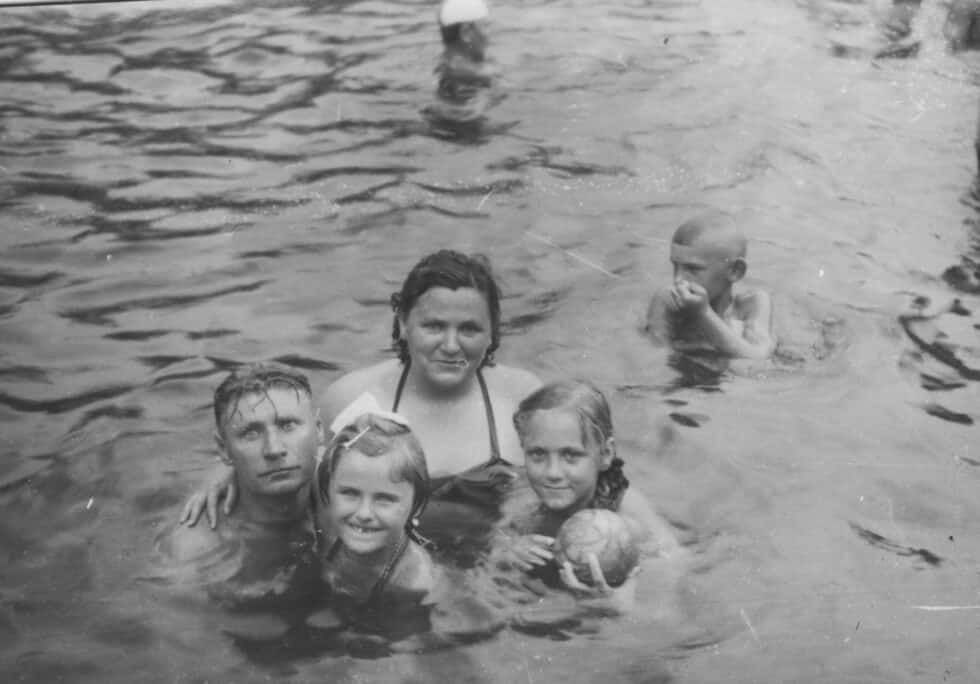 La familia Karikó durante un baño en el mar en 1961. Katalin contaba seis años.