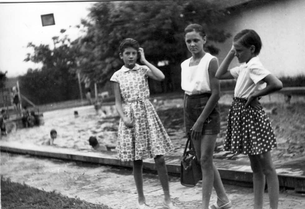 Katalin (derecha) junto a dos amigas en una piscina en 1962 (siete años).