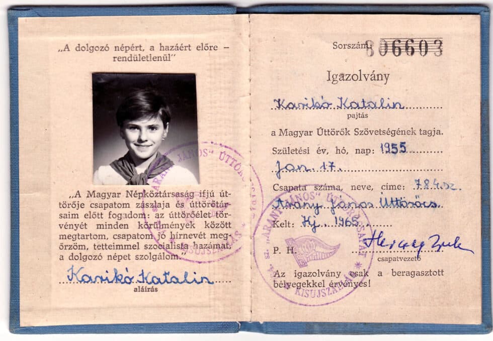 Tarjeta de identificación de Katalin fechada en 1965, a loos 10 años.