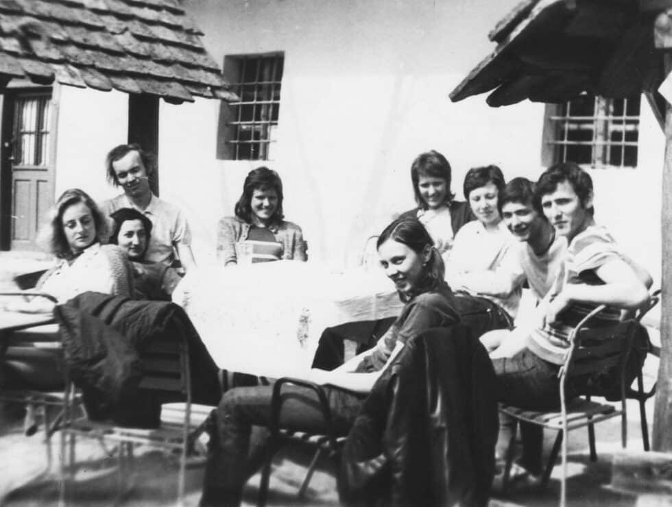 Katalin Karikó (en medio, al fondo) a los 20 años junto a compañeros de clase.