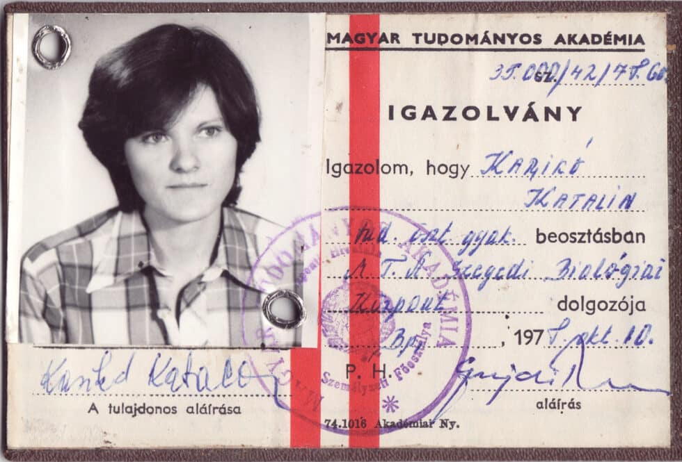 Tarjeta de Katalin Karikó como miembro de la Academia Húngara de Ciencias a los 23 años.