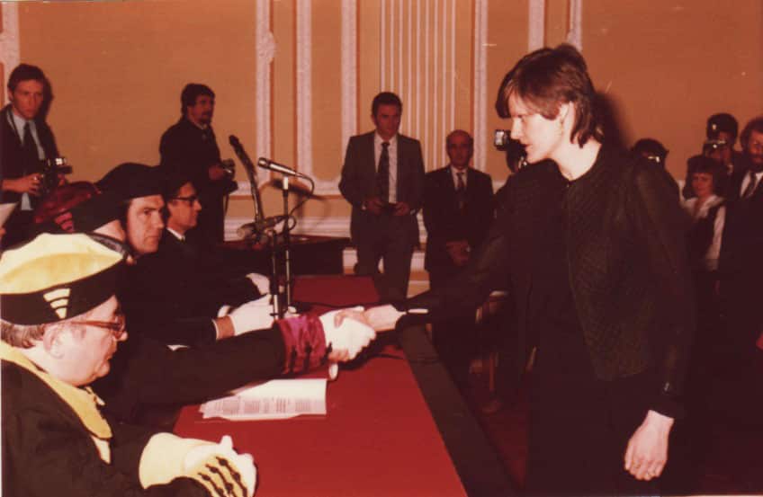 Katalin Karikó recogiendo el doctorado en 1983