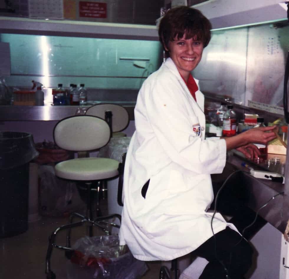 Katalin posa en el laboratorio de su primer trabajo en la Universidad de Temple en Filadelfia, Estados Unidos.