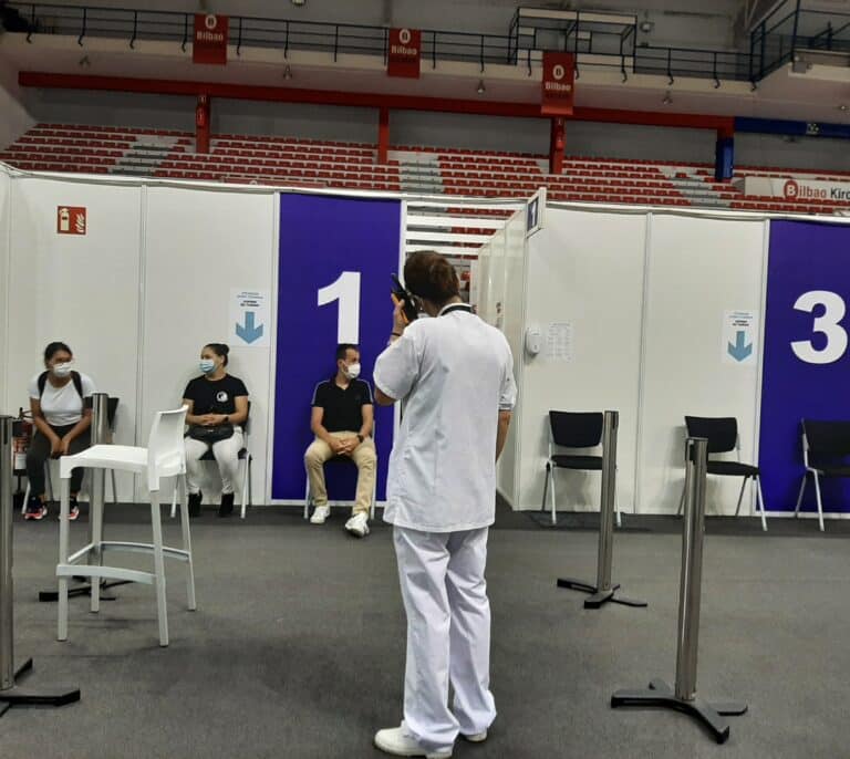 El repunte de casos fuerza a Euskadi a aplazar consultas y ultima más restricciones