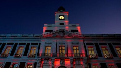 La Real Casa de Correos de Madrid se ilumina con la bandera de España por el Día de la Constitución