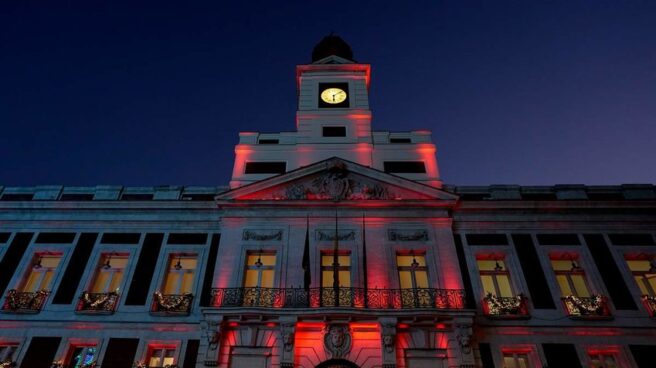 La Real Casa de Correos iluminada de rojo La Real Casa de Correos iluminada de rojo