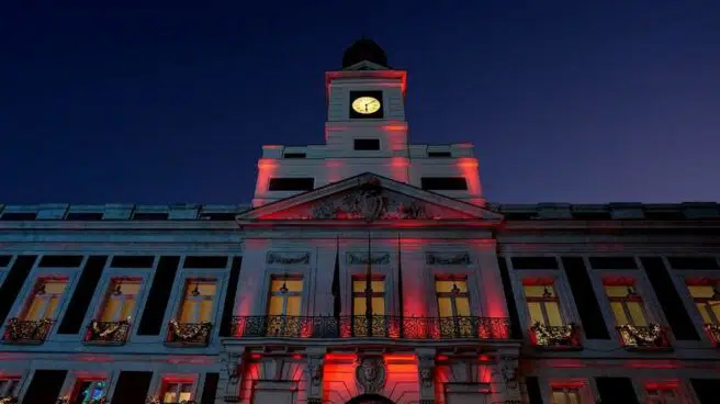La Real Casa de Correos de Madrid se ilumina con la bandera de España por el Día de la Constitución